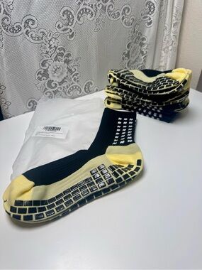 NWT 4 Pack Unisex Athletic Grip Socks in Black and Yellow. Anti-Slip Cleat Socks